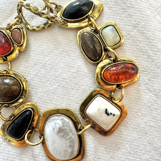 collar artesanal boho mediterráneo, pulseras doradas elegantes Blava, joyas con piedras naturales.