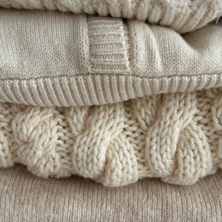 Joyas y texturas: cómo mezclarlas con lana, lino y algodón